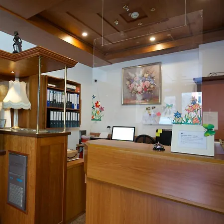 梅里安酒店 酒店
